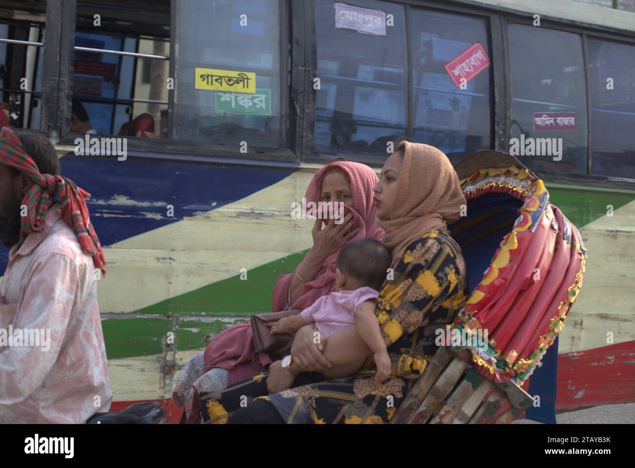 Hasan Reksha Dhaka, Bangladesh. 4th Dec, 2023. A rickshaw passenger covers her nose ...