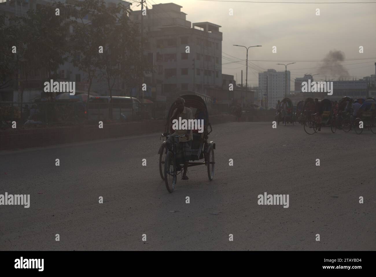 Hasan Reksha Dhaka, Bangladesh. 4th Dec, 2023. A rickshaw puller covers his nose by ...