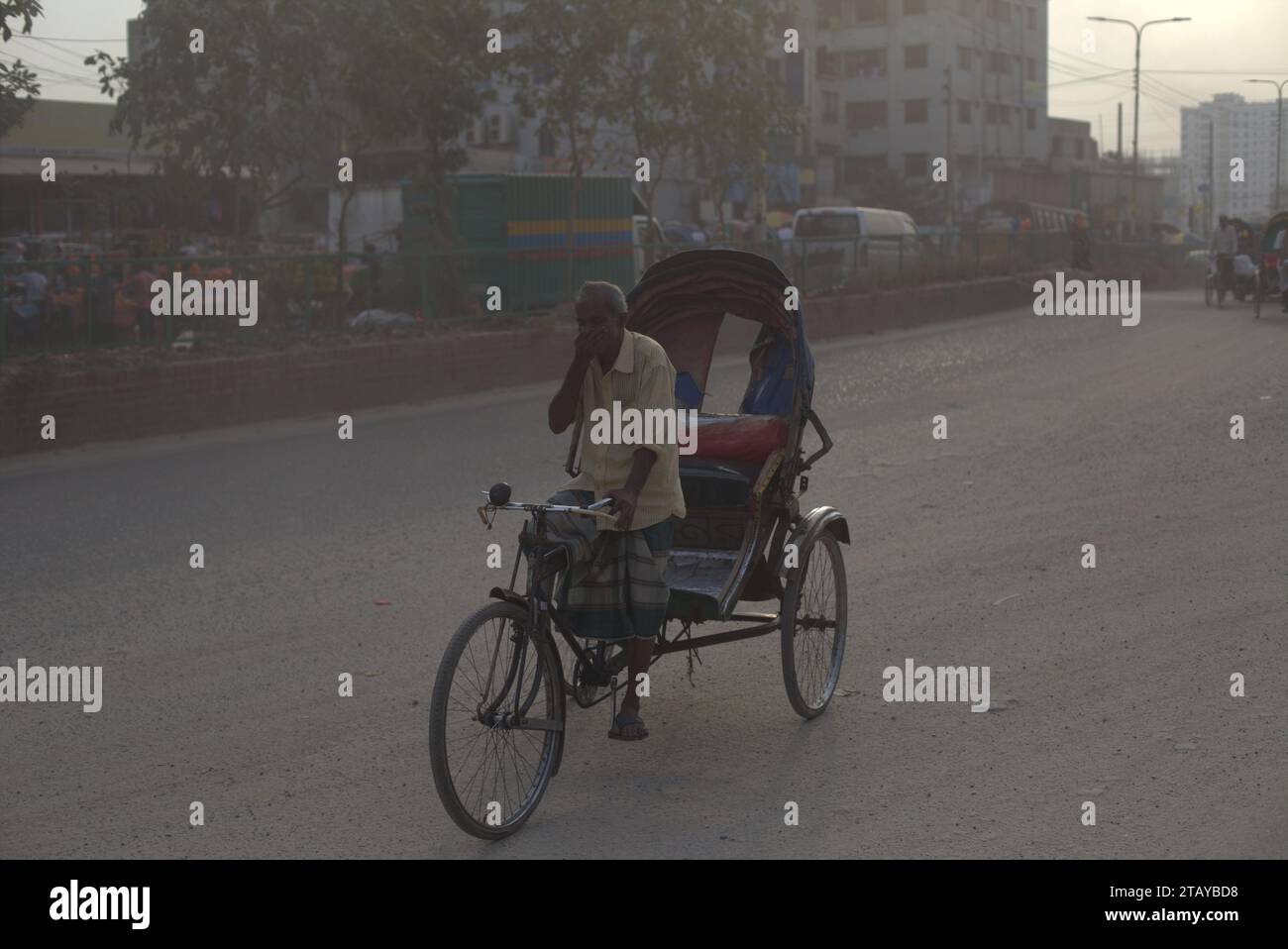 Hasan Reksha Dhaka, Bangladesh. 4th Dec, 2023. A rickshaw puller covers his nose by ...