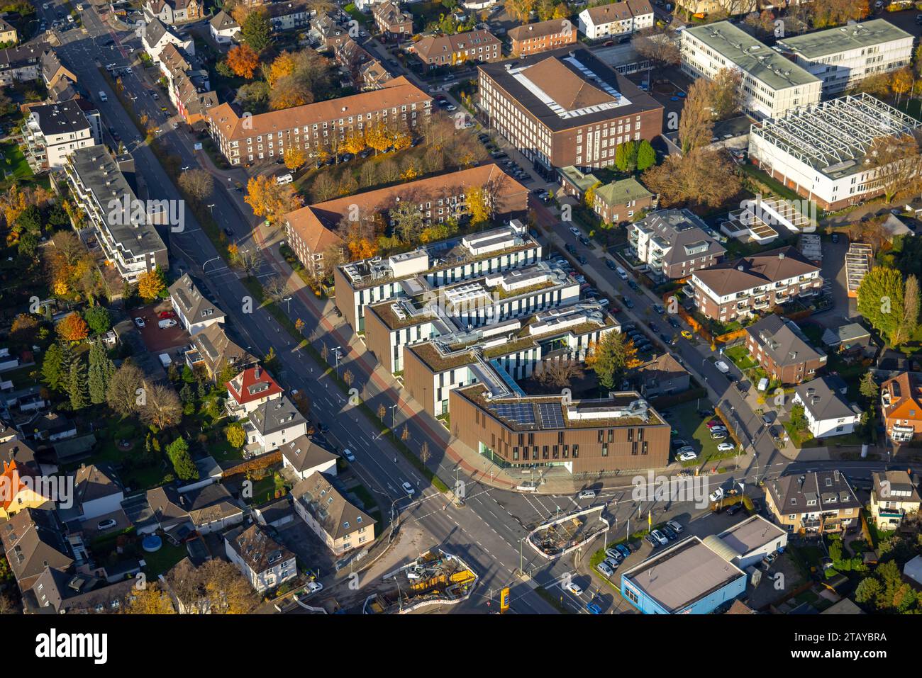 Luftbild, HRW Hochschule Ruhr West - Campus Bottrop, Berufskolleg und Hans-Sachs-Platz, umgeben von herbstlichen Laubbäumen, Nord-Ost, Bottrop, Ruhrgebiet, Nordrhein-Westfalen, Deutschland ACHTUNGxMINDESTHONORARx60xEURO *** Aerial view, HRW Hochschule Ruhr West Campus Bottrop, Berufskolleg and Hans Sachs Platz, surrounded by autumnal deciduous trees, North East, Bottrop, Ruhr area, North Rhine-Westphalia, Germany ACHTUNGxMINDESTHONORARx60xEURO Credit: Imago/17³Ô¹ÏÔÚÏß Live News Stock Photo