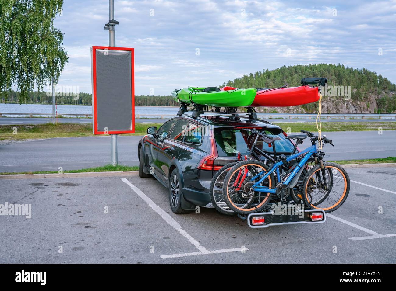 Bicycle on back of car hi res stock photography and images Alamy