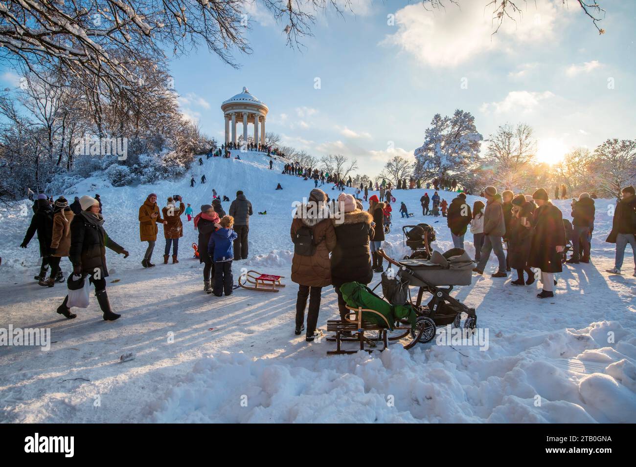 Rodeln im Englischen Garten, Kinder fahren mit ihren Schlitten den