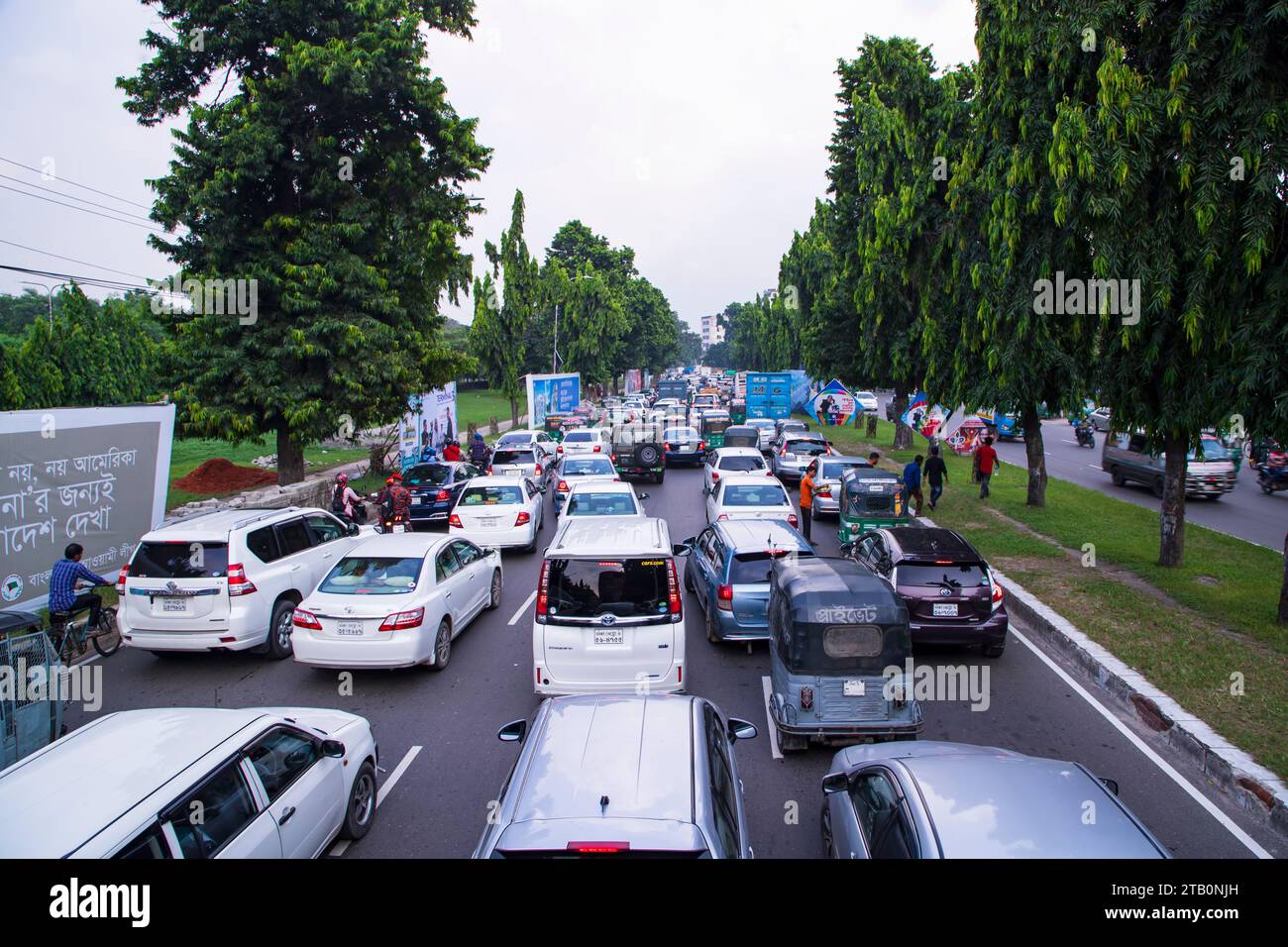 7th October 2023, Dhaka- Bangladesh: Traffic signal Jam on Bijoy Sarani road in the Capital city of Dhaka Stock Photo