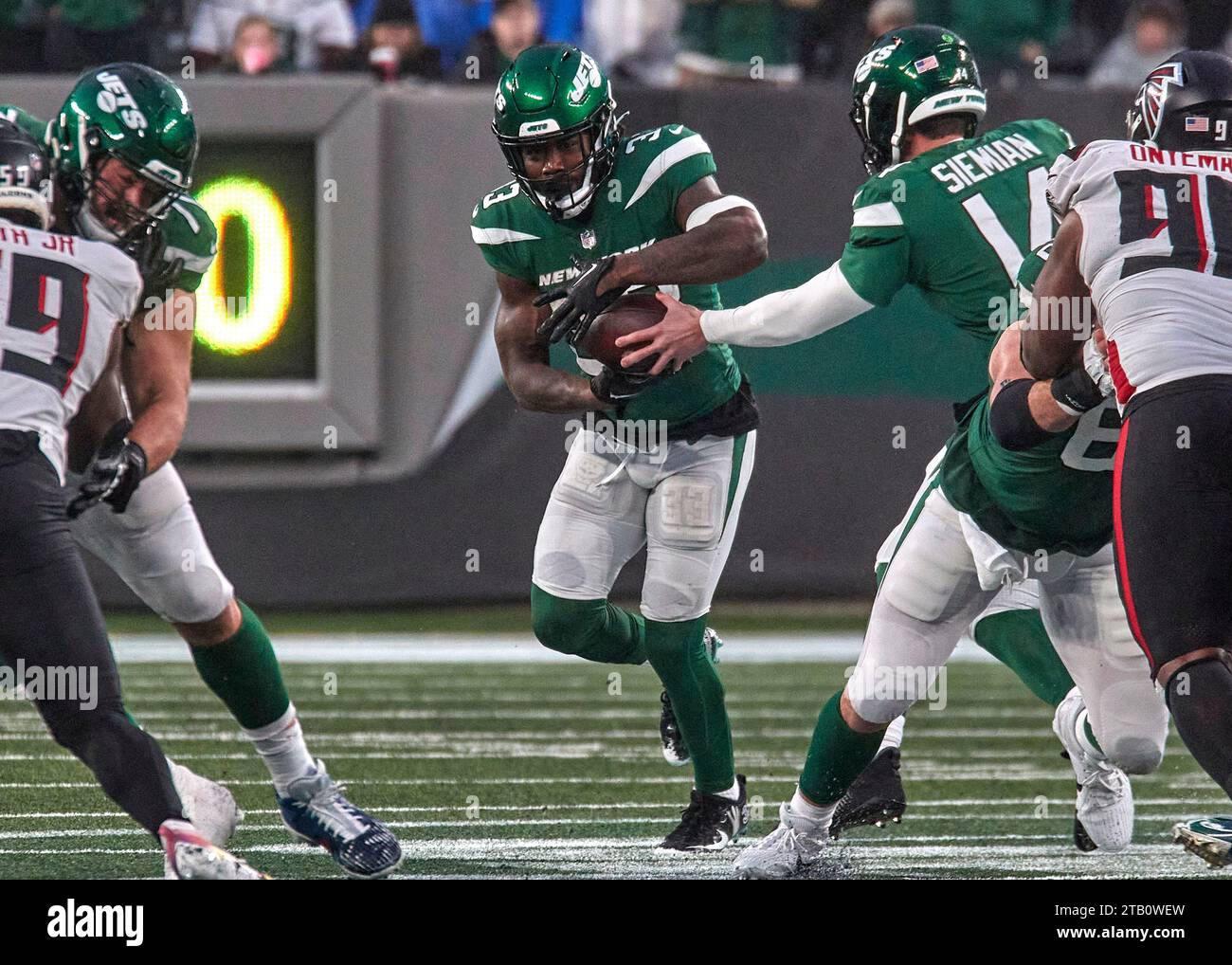 New York Jets running back Dalvin Cook (33) takes a hand off from
