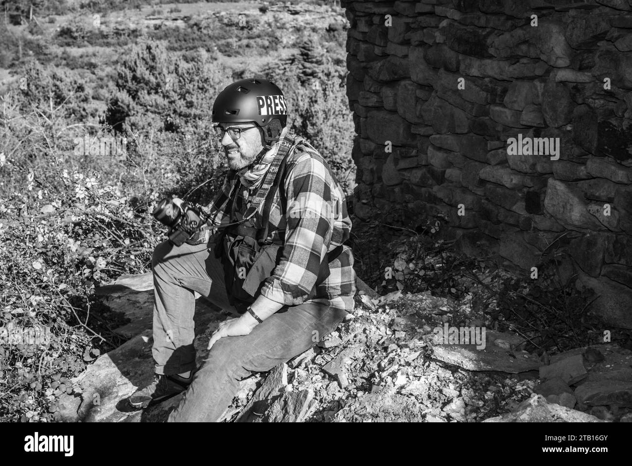 Gaza Strip - December 04, 2023 - Photojournalist documenting conflict in a refugee camp bombed by the Israeli army in the Gaza Strip. Stock Photo