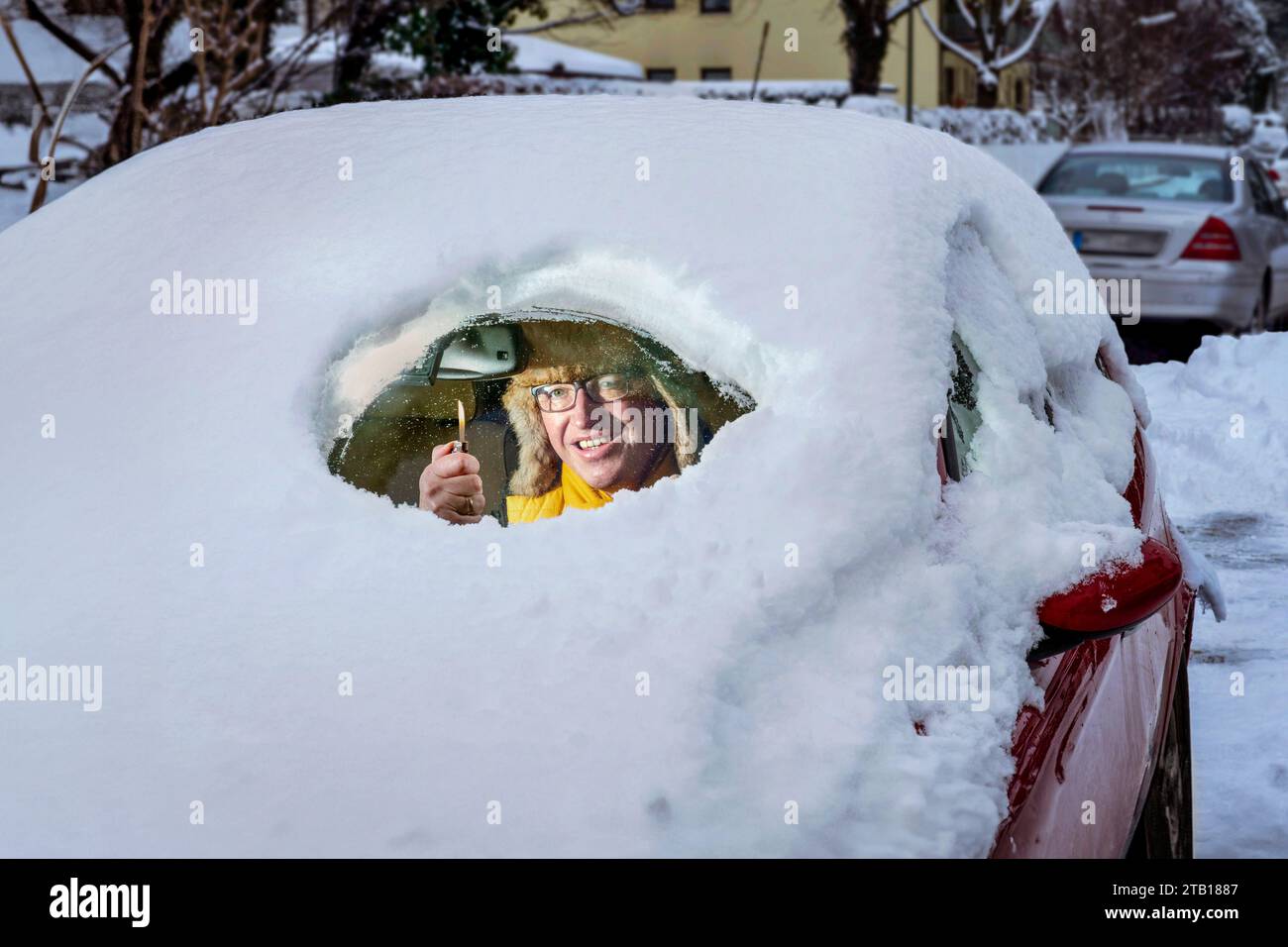 Autofahrer befreit mit Feuerzeug Windschutzscheibe von Schnee
