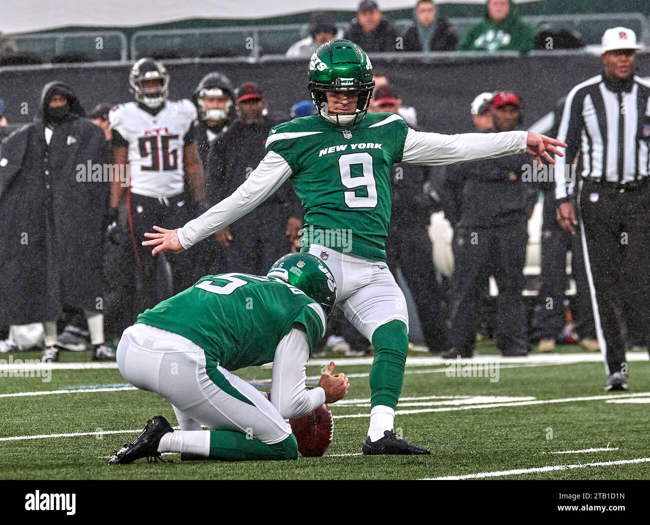 New York Jets place kicker Greg Zuerlein (9) kicks a field goal during