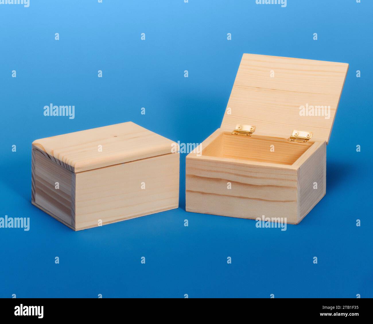 Small wooden boxes hi-res stock photography and images - Alamy
