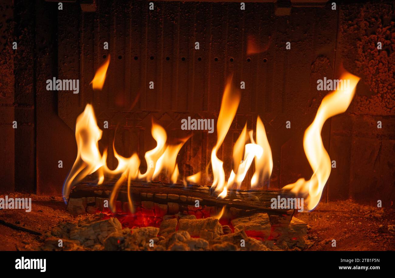 Wood burning in the fireplace Stock Photo - Alamy