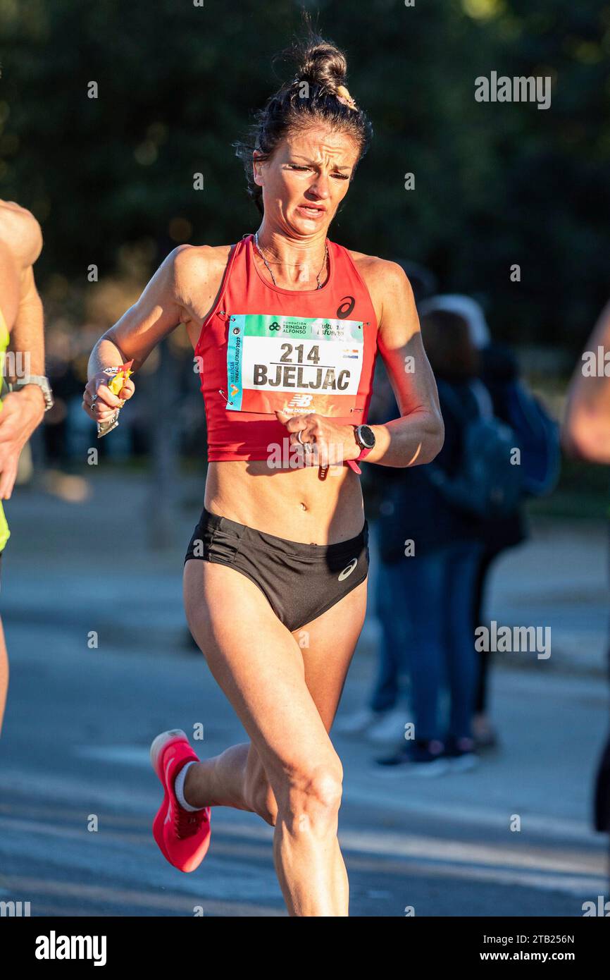 Bojana BJELJAC (#214) beim Marathon-Lauf in Valencia (Spanien) am 3. Dezember 2023 Stock Photo