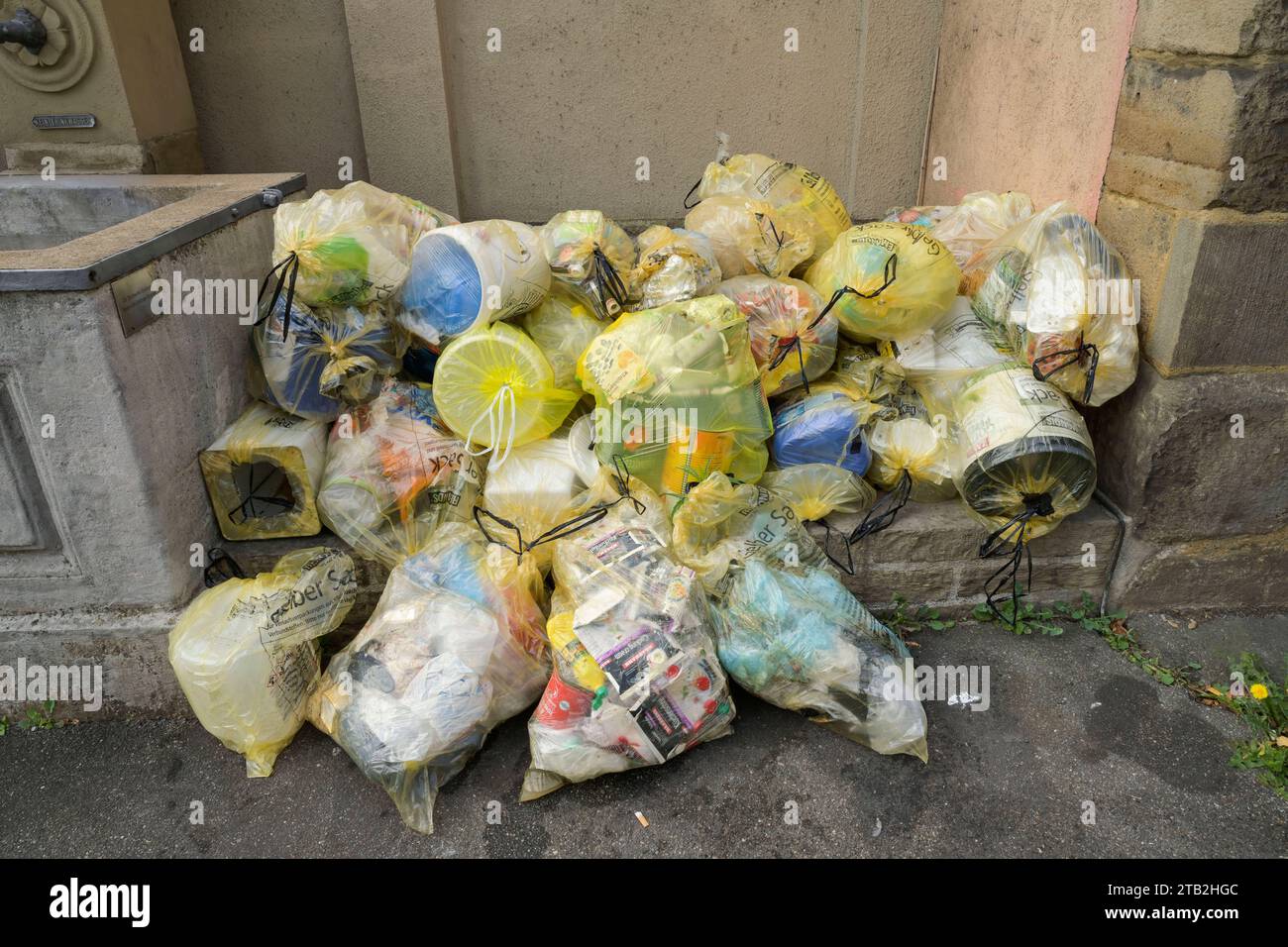 Gelber Sack, Müllsäcke, Grüner Punkt, Esslingen, Baden-Württemberg, Deutschland *** Yellow bag, bin liners, Green Dot, Esslingen, Baden Württemberg, Germany Stock Photo