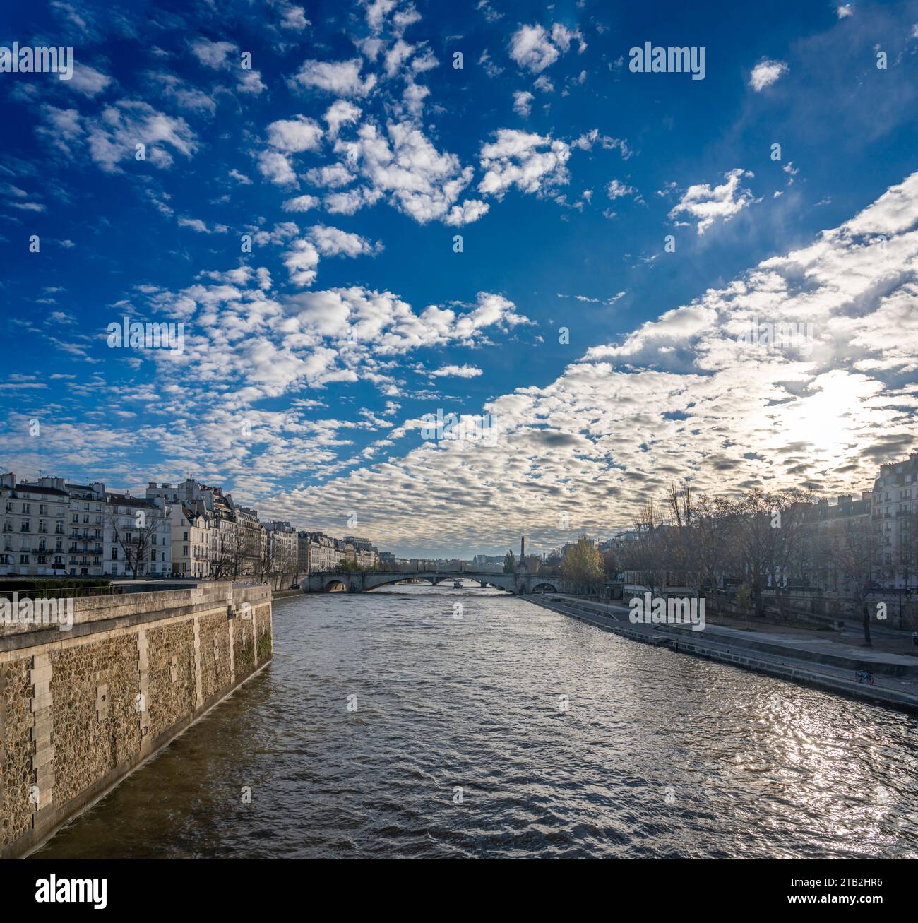 Suly View Paris, France - 11 30 2023: Quays of the Seine. View of Sully Bridge ...