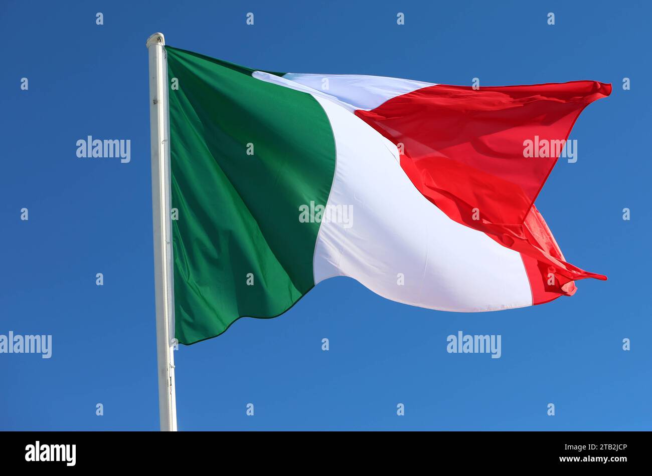 Die Flagge von Italien weht im Wind. Blauer Himmel. Italienische Flagge im Wind. *** The flag of Italy waving in the wind Blue sky Italian flag in the wind Credit: Imago/Alamy Live News Stock Photo