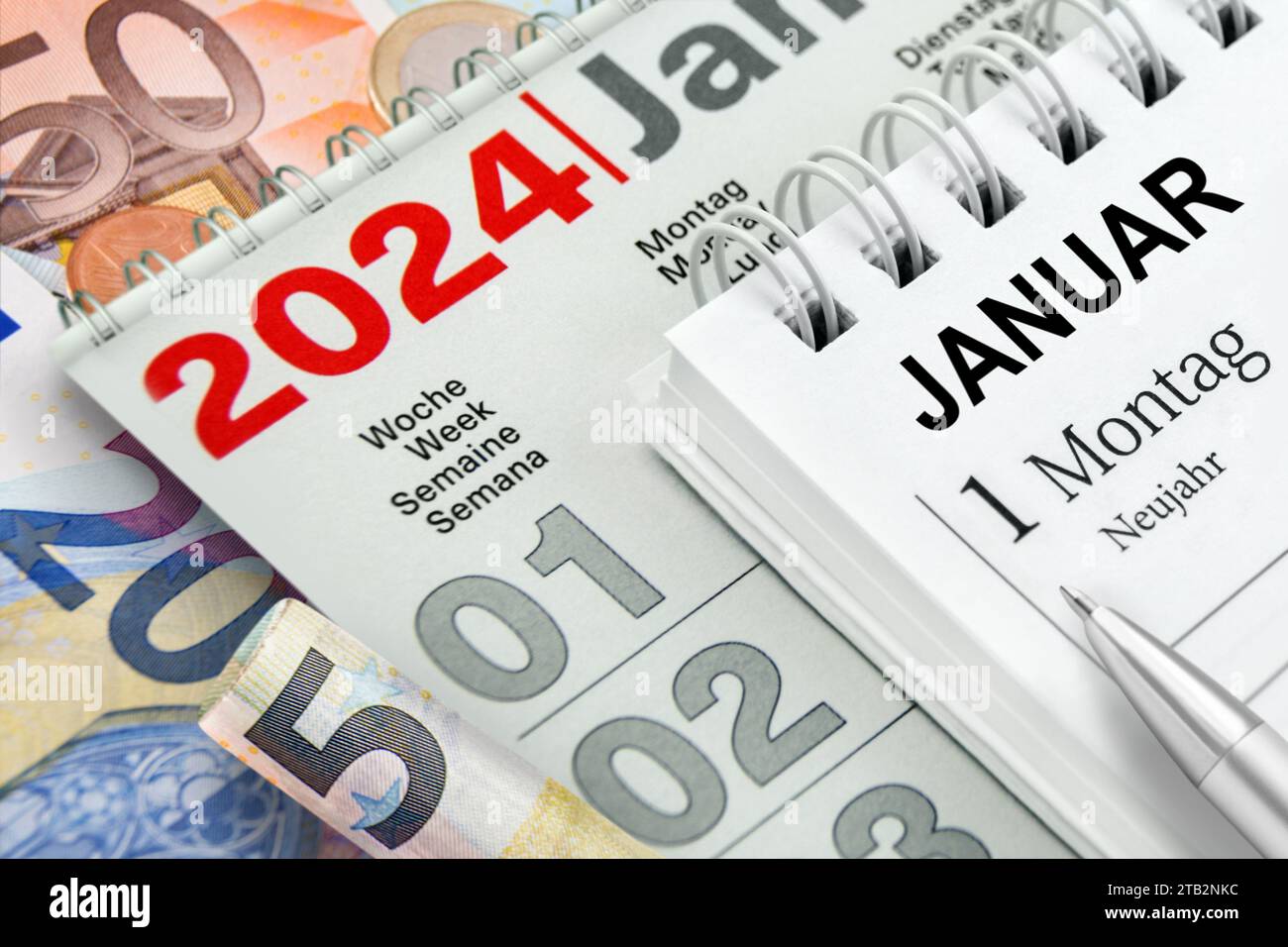 Deutscher Kalender Datum Neujahr 1. Januar 2024   Finanzen und Euro Geldscheine mit Kugelschreiber Stock Photo