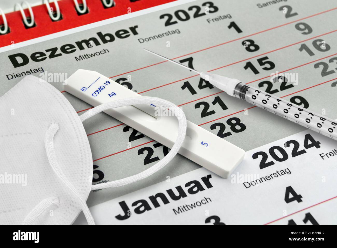 Corona Pandemie und Deutscher Kalender Dezember 2023 und Januar 2024 mit Antigen Test Schnelltest und Maske mit Impfung Stock Photo