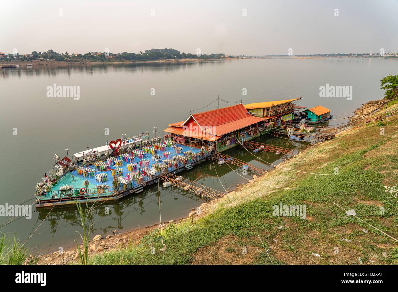 Schwimmendes Restaurant auf dem  Mekong und das Mekong-Ufer in Nong Khai und Laos, Thailand, Asien   |  Floating Restaurant on the  Mekong River and t Stock Photo