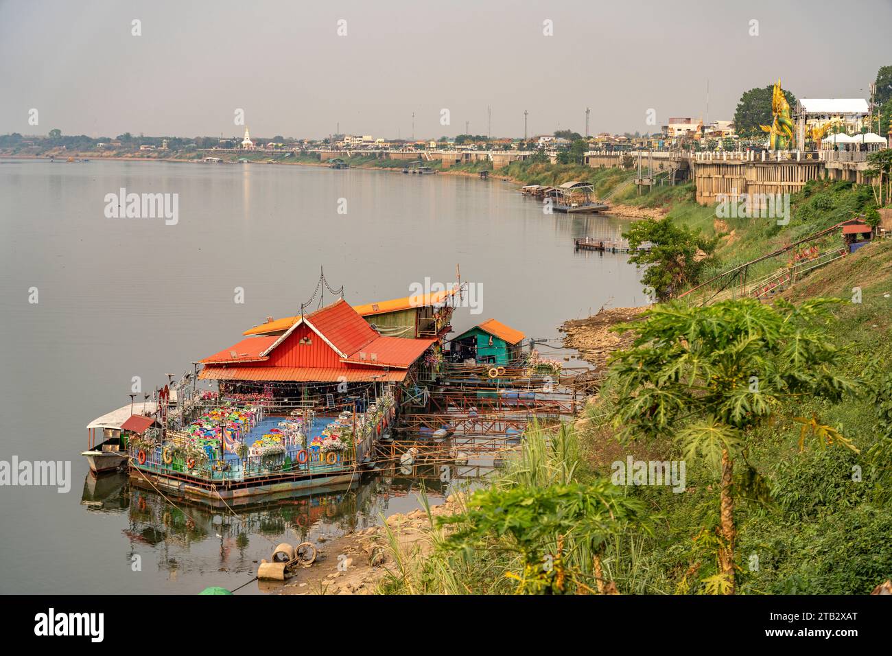 Schwimmendes Restaurant auf dem  Mekong und das Mekong-Ufer in Nong Khai, Thailand, Asien   |  Floating Restaurant on the  Mekong River and the riverf Stock Photo