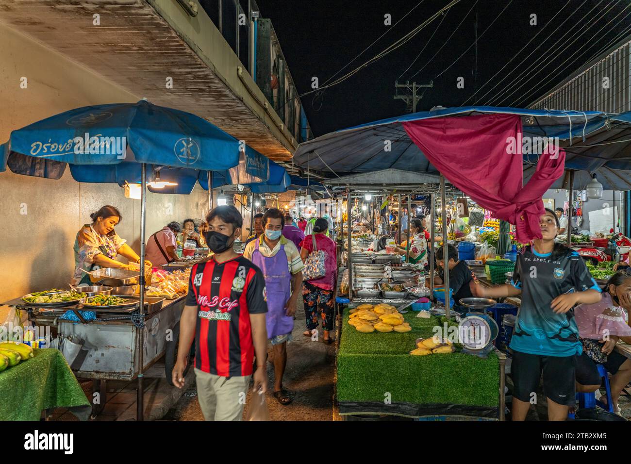 Essensstände mit Street food auf dem Nachtmarkt in Trat, Thailand, Asien   |  Street Food on the night market in Trat, Thailand, Asia Stock Photo