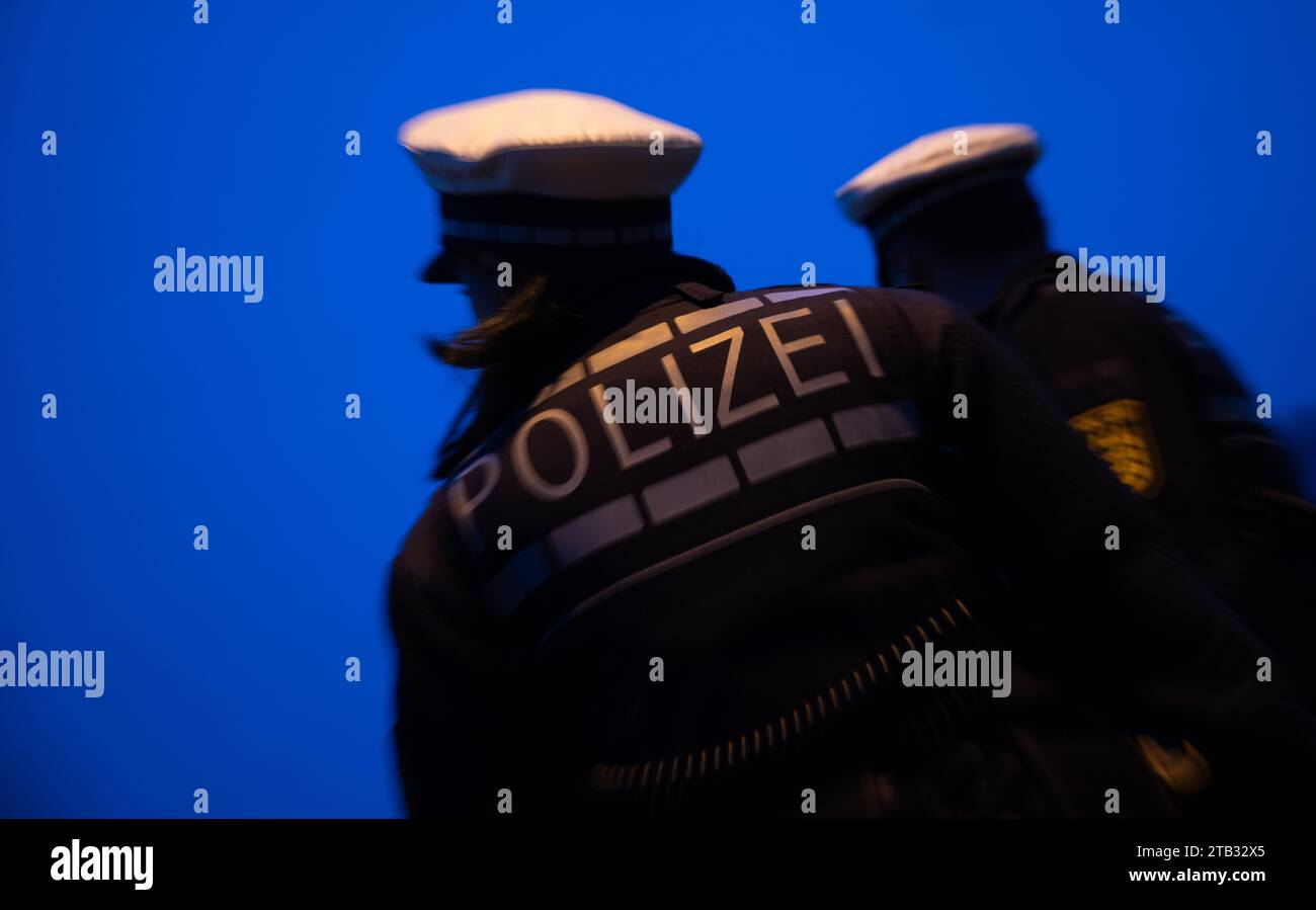 Stuttgart, Germany. 30th Nov, 2023. A policewoman (l) and a policeman ...