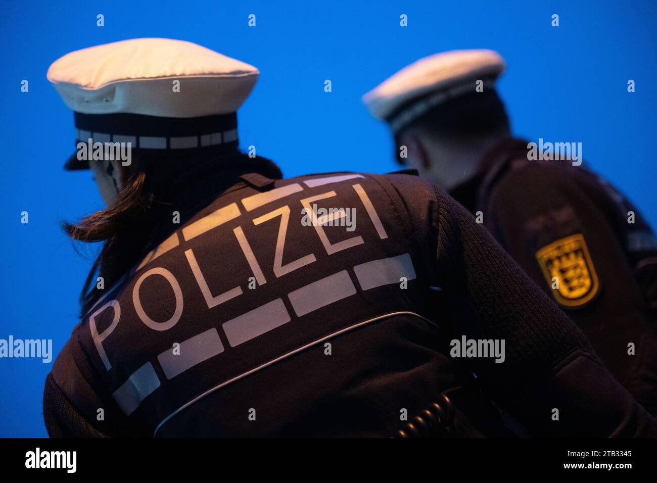 Stuttgart, Germany. 30th Nov, 2023. A policewoman (l) and a policeman ...
