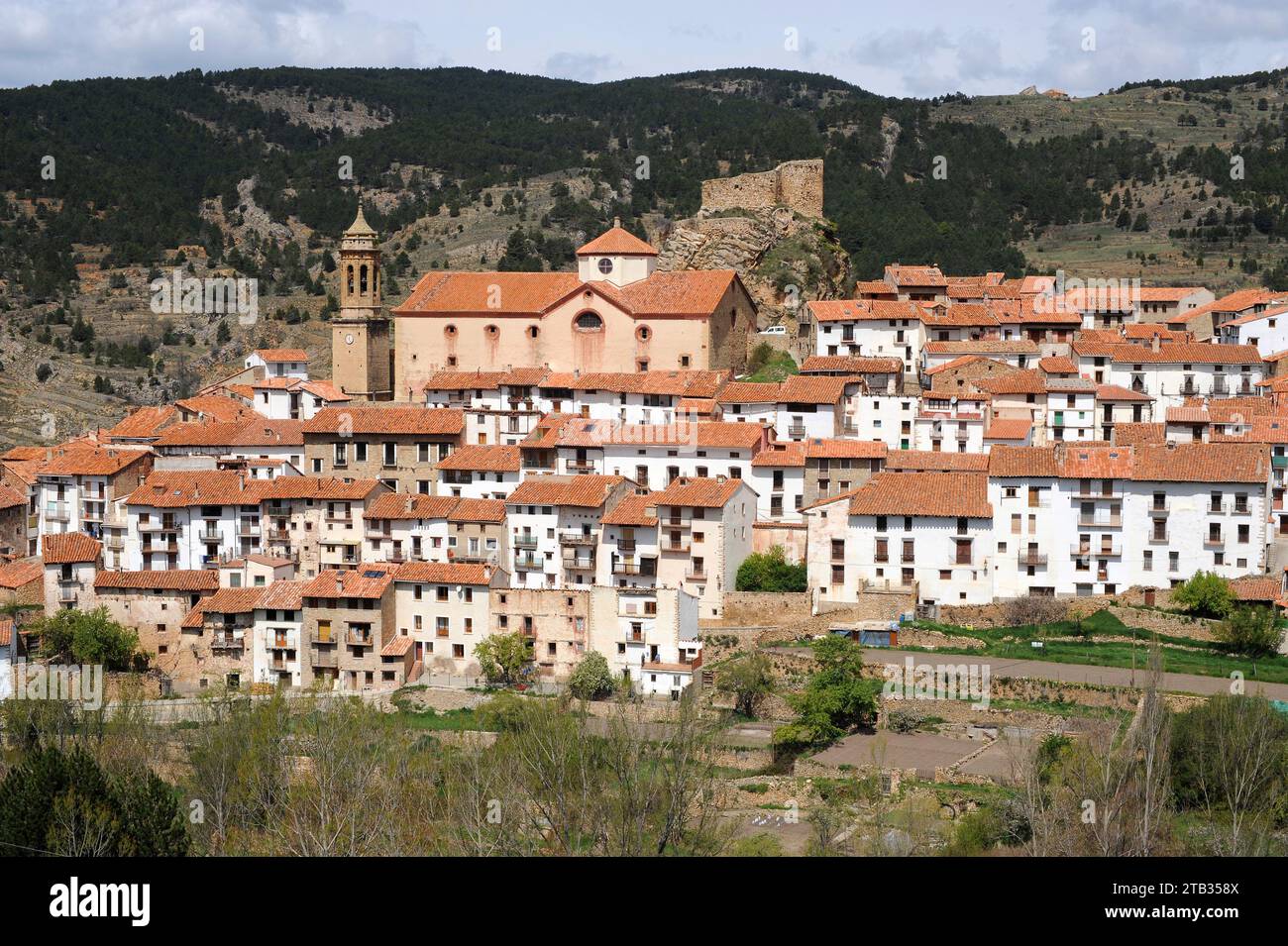 Linares de Mora, castle and town. Gudar-Javalambre, Teruel province, Aragon, Spain. Stock Photo