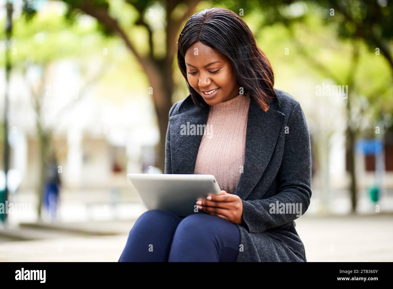 African woman sitting workplace hi-res stock photography and images - Alamy