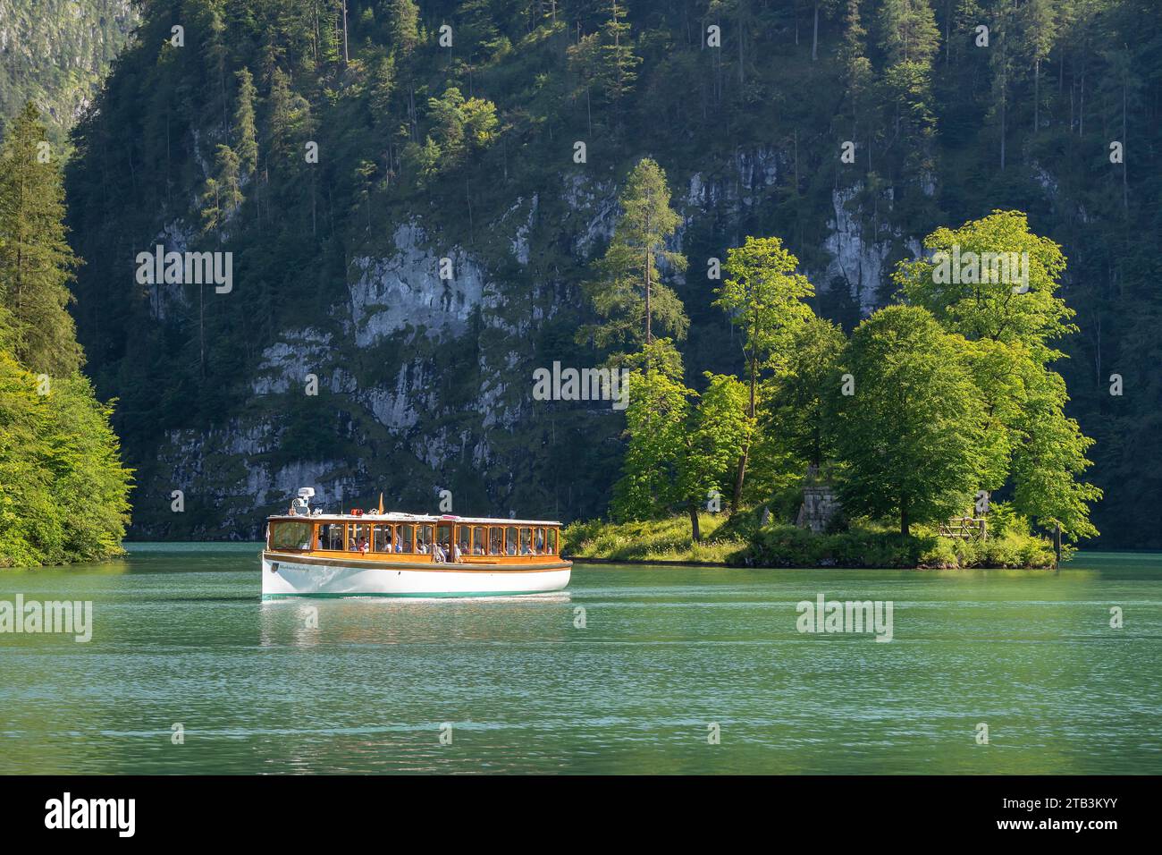 die Schifffahrt auf dem Königssee im Berchtesgadener Land, Oberbayern, an der Seelände mit der kleinen Insel Christlieger im Abendlicht Stock Photo