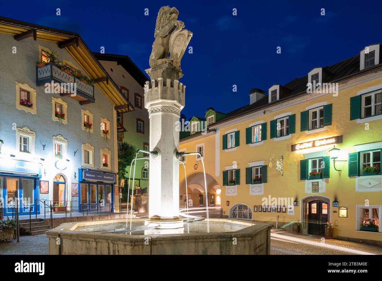 Der Marktplatz in Berchtesgaden mit Brunnen bei Nacht Stock Photo