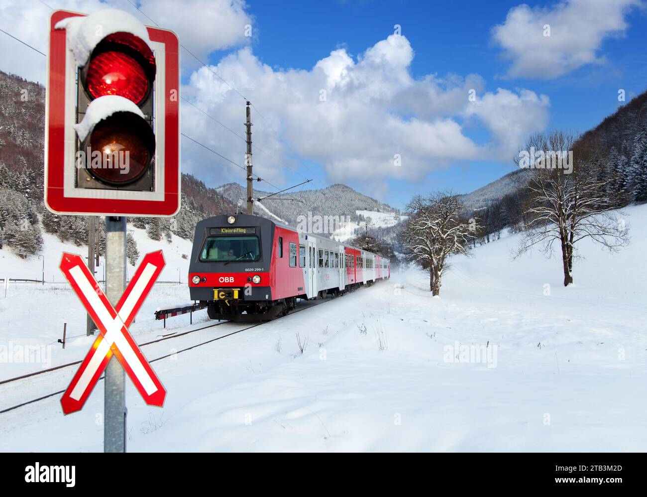 Bahnübergang mit Ampel und Zug , Unbeschrankter Bahnübergang, Stock Photo