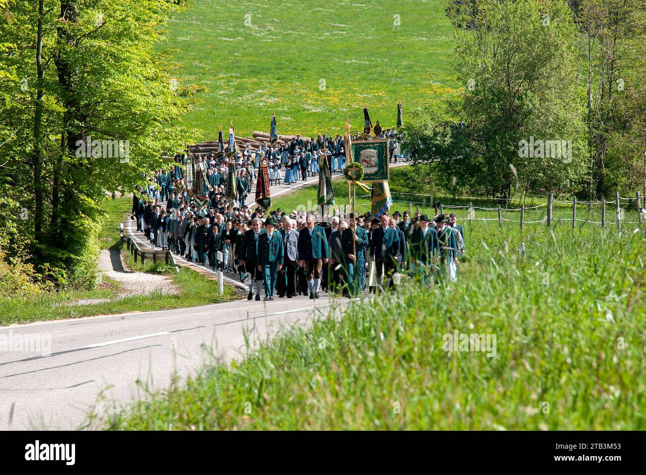 der lange Zug der Trachtler bei der Trachtenwallfahrt nach Maria Eck im Chiemgau, die alljährlich jeden 3. Sonntag im Mai stattfindet unter Beteiligun Stock Photo