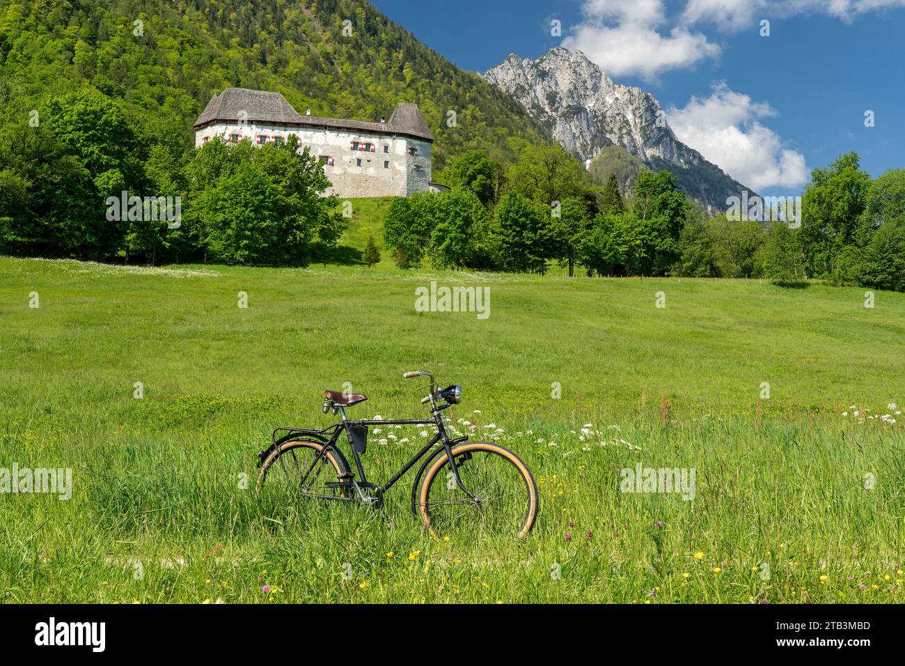 Schloß Staufeneck in der Gemeinde Piding mit dem Hochstaufen im Hintergrund, Berchtesgadener Land, Oberbayern, Deutschland Stock Photo