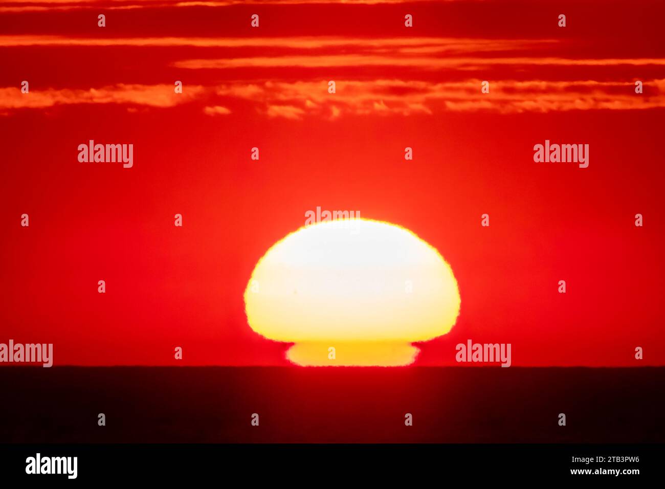 Sonnenuntergang in der Nordsee, Insel Helgoland, Schleswig-Holstein , Erderwärmung, Klimaveränderung, Sonnenball, Meer, Stock Photo