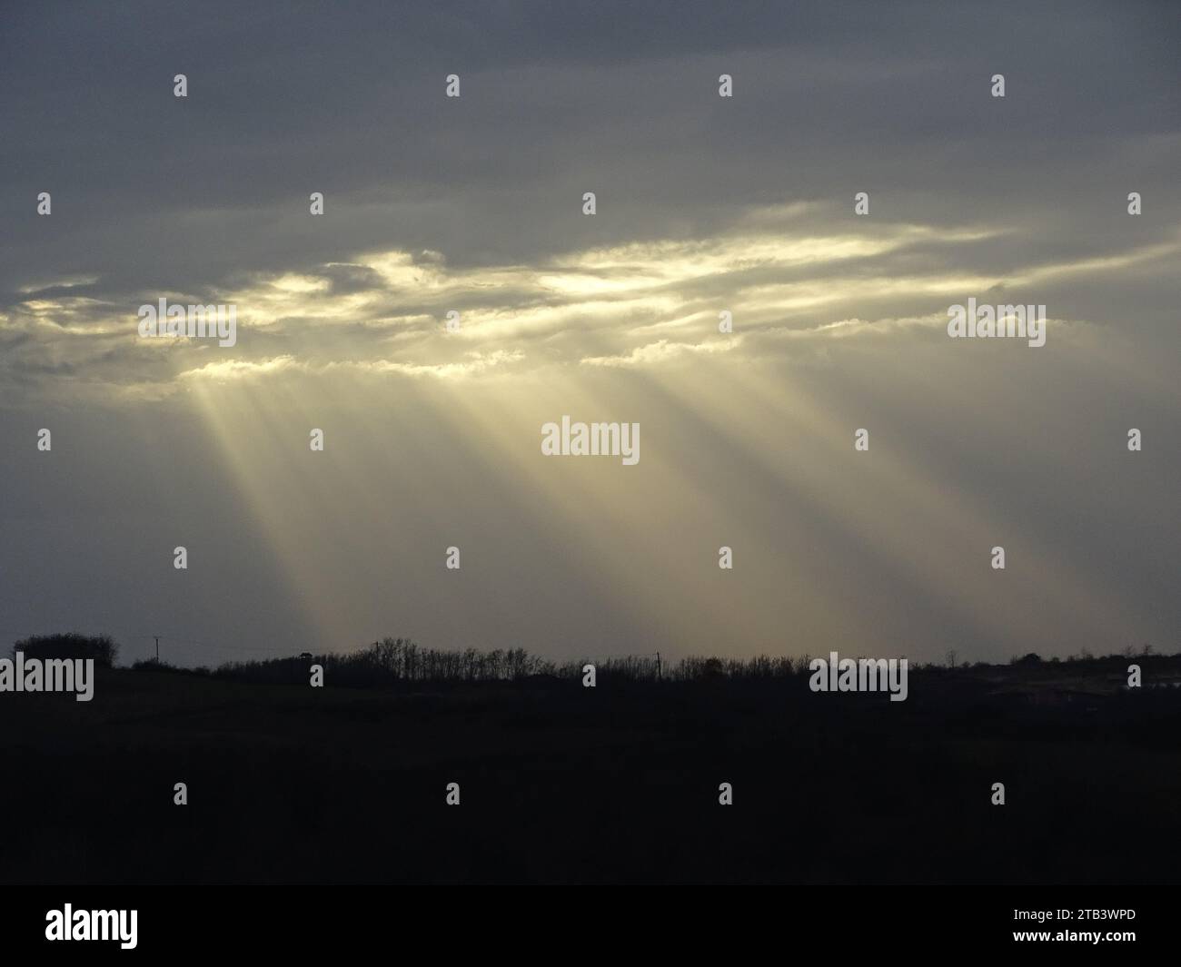 Light rays coming through clouds hi-res stock photography and images ...