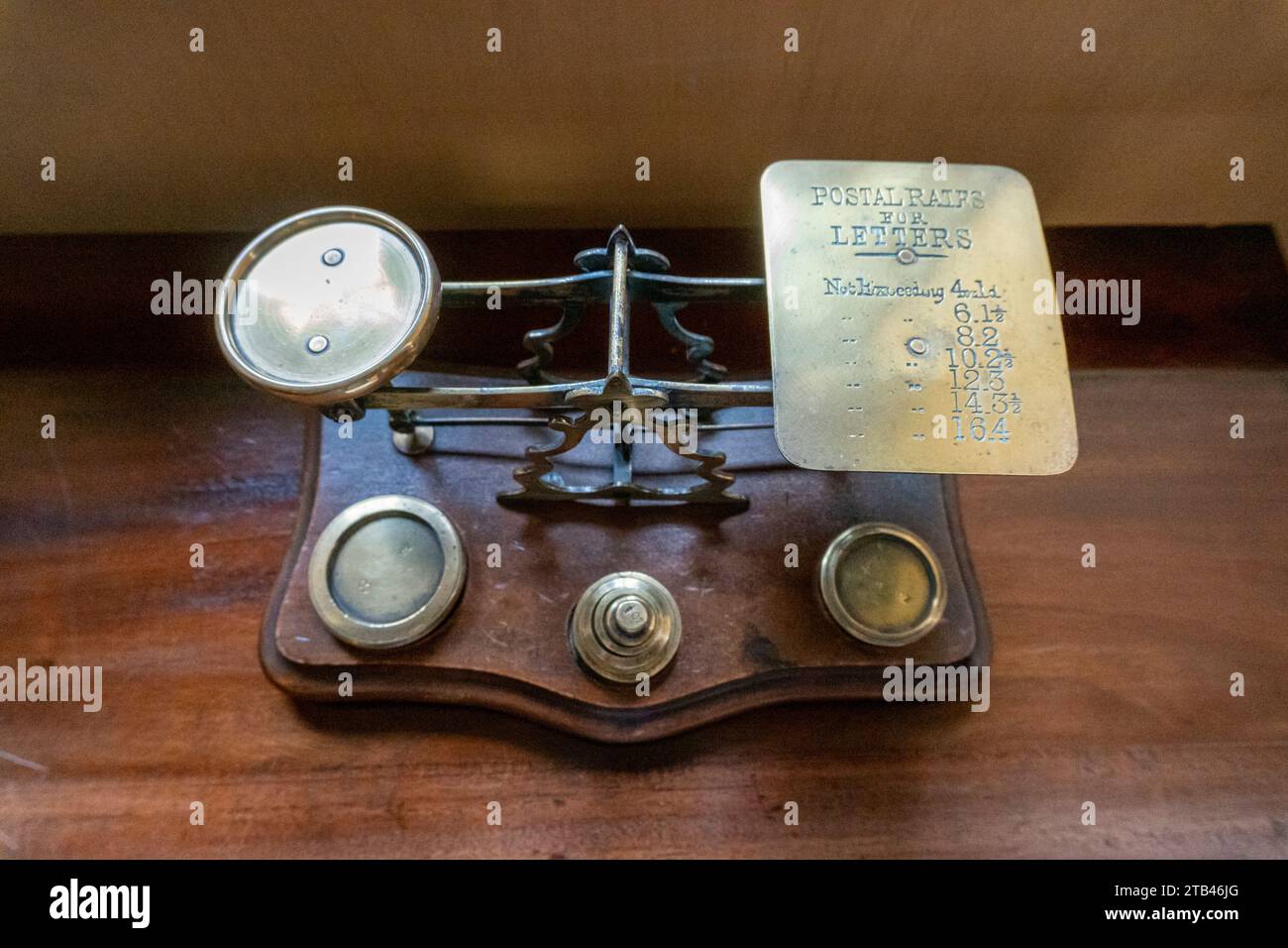 https://c8.alamy.com/comp/2TB46JG/a-set-of-brass-18th-century-postal-scales-used-to-weigh-letters-to-determine-correct-postage-rate-2TB46JG.jpg