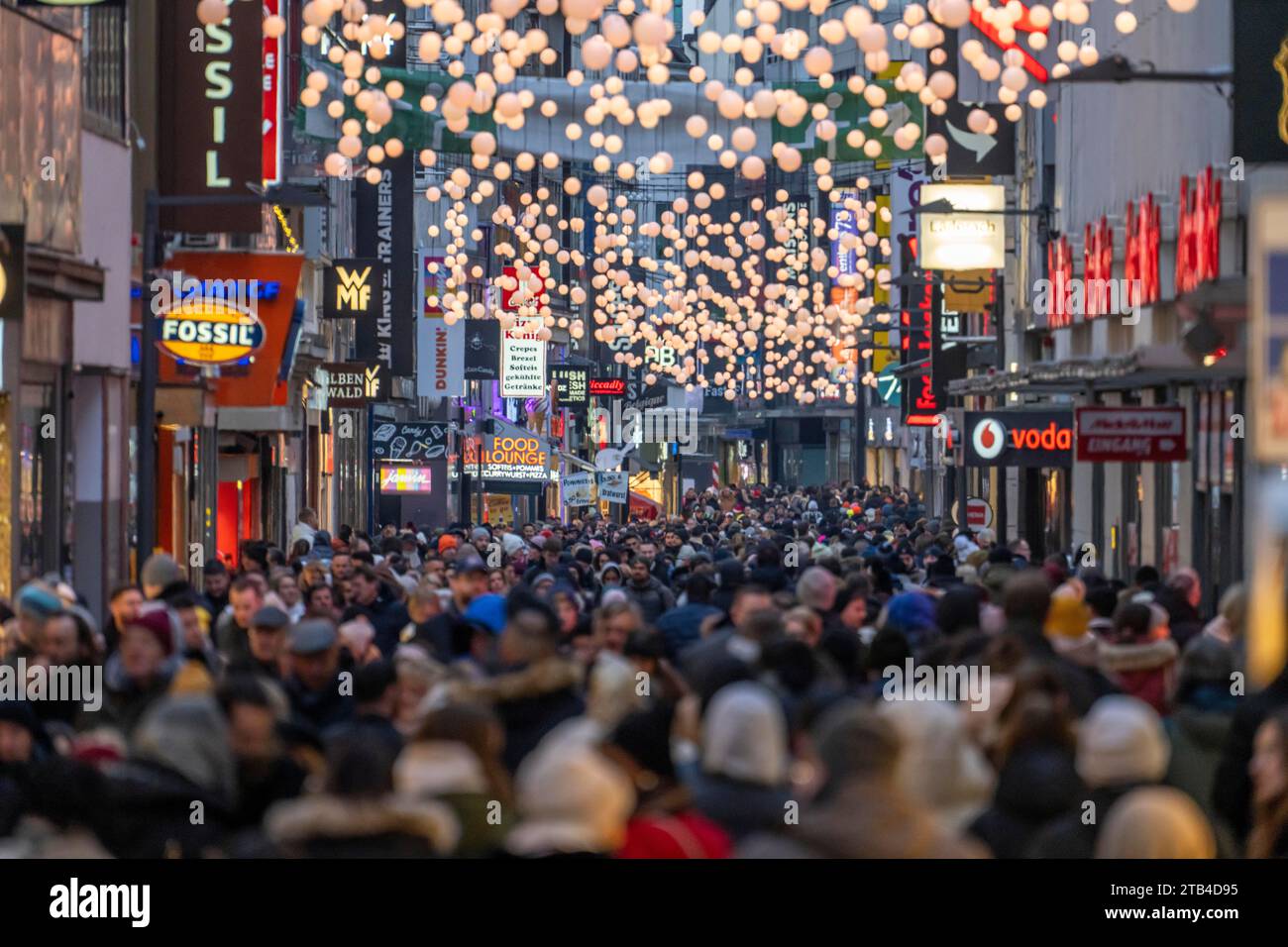 Sunday shopping in Cologne city centre, Hohe Straße, 1st Advent weekend, crowded shopping street