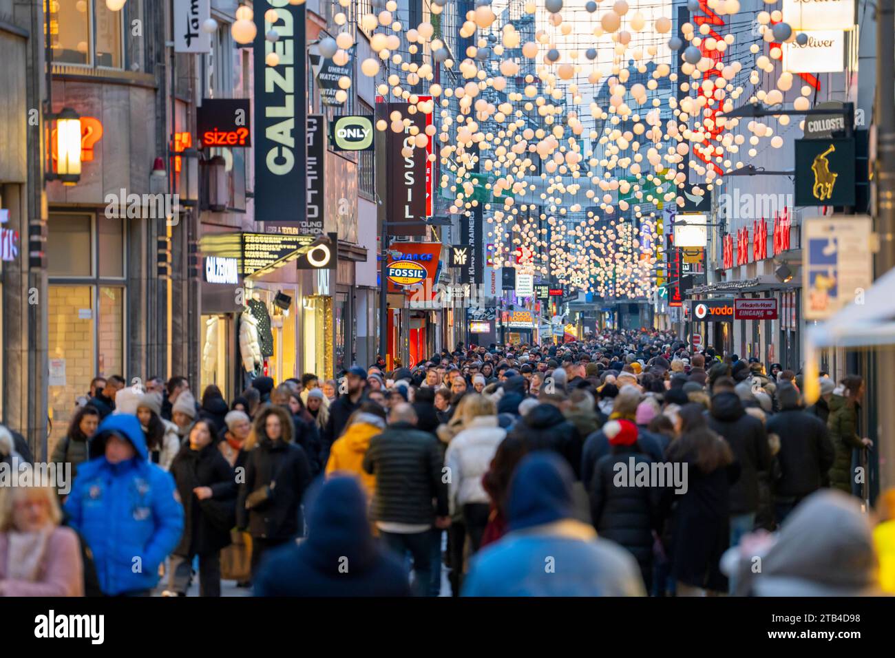 Sunday shopping in Cologne city centre, Hohe Straße, 1st Advent weekend, crowded shopping street