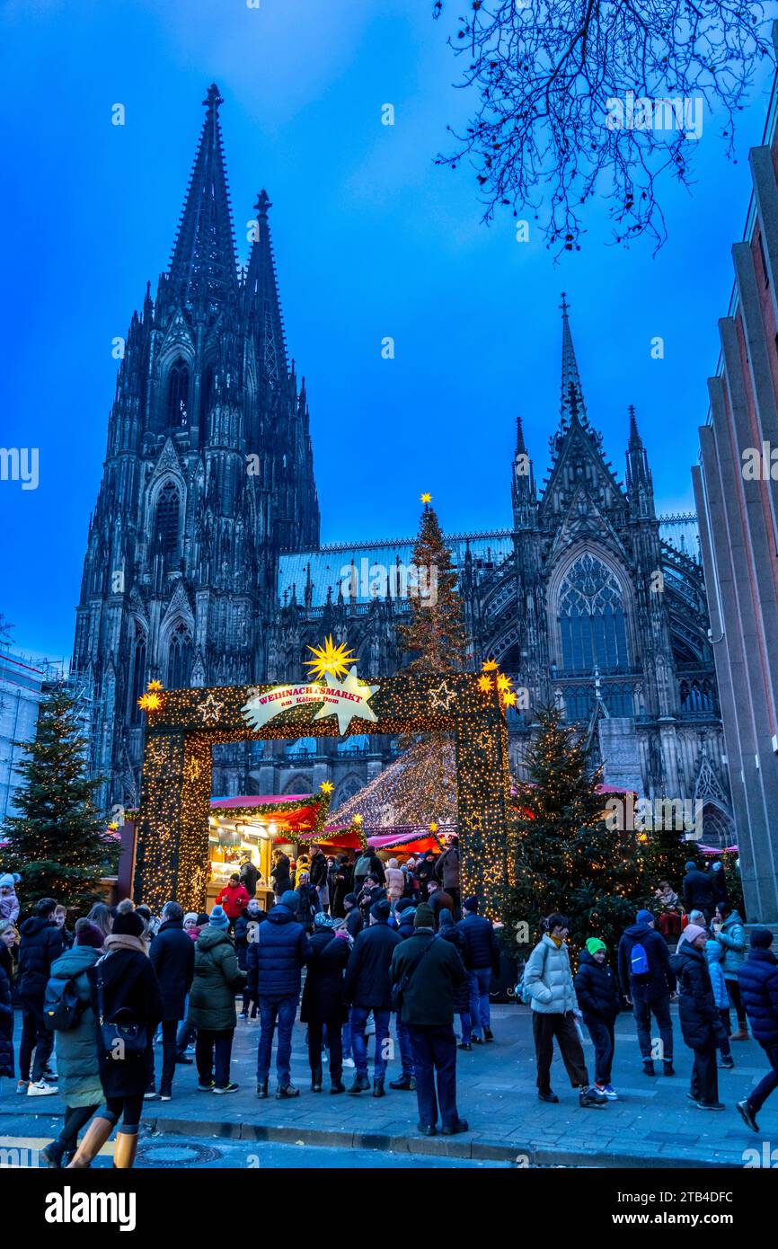 Christmas market at Roncalli Platz am Dom, in the city centre of Cologne, Sunday shopping in Cologne city centre, 1st Advent weekend, NRW, Germany Stock Photo