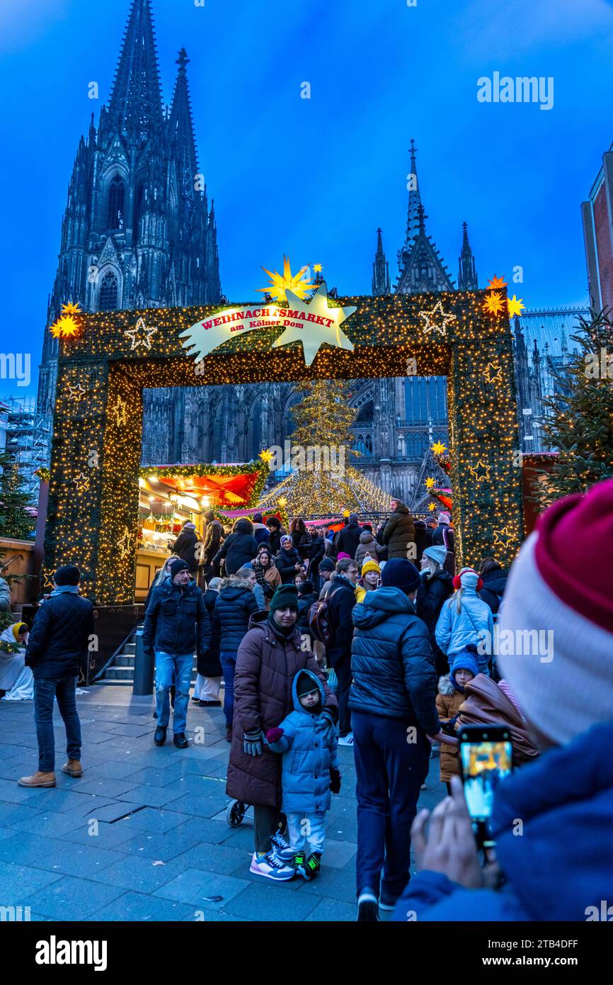 Christmas market at Roncalli Platz am Dom, in the city centre of Cologne, Sunday shopping in Cologne city centre, 1st Advent weekend, NRW, Germany Stock Photo