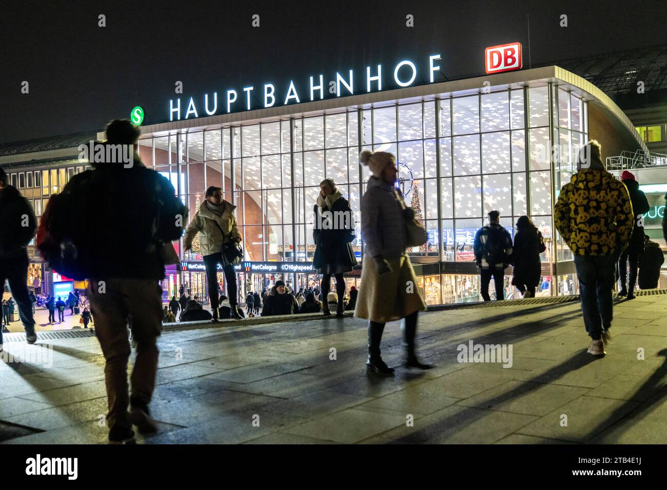 Der Kölner Hauptbahnhof, Bahnhofsvorplatz, abends, Passanten auf dem Weg, zum, vom Bahnhof, Winter, NRW, Deutschland Stock Photo