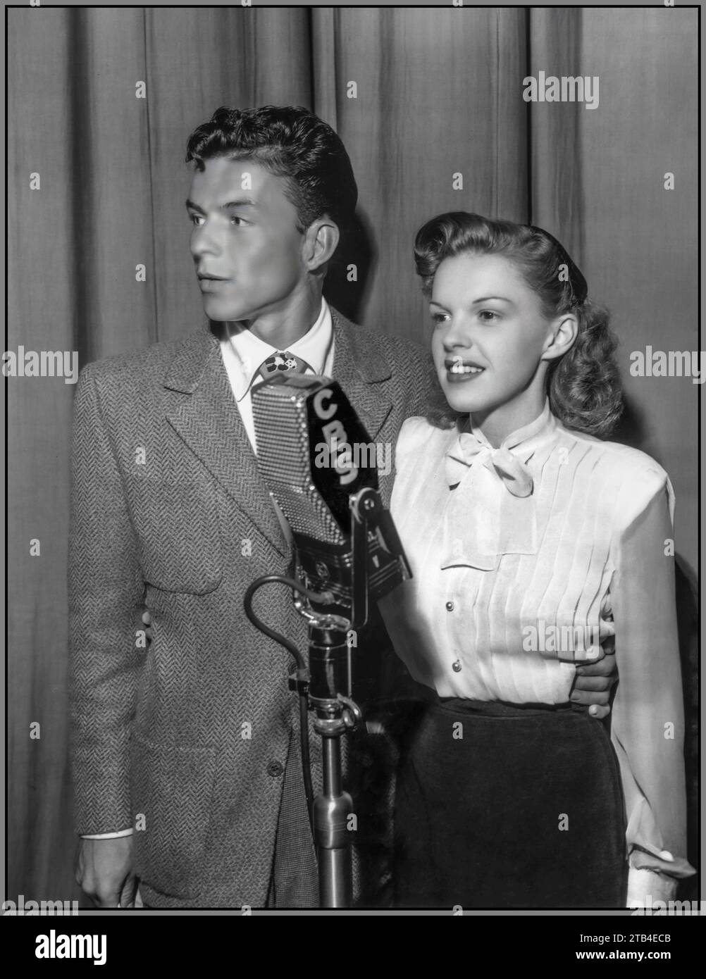Frank Sinatra and Judy Garland together making a broadcast on the CBS radio network. Frank Sinatra Show 1944 USA Stock Photo