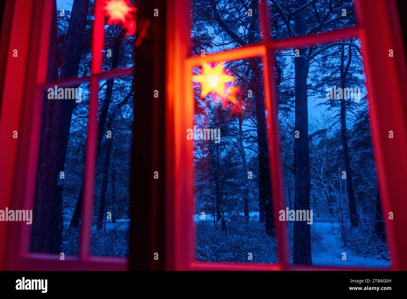 Adventszeit in Berlin 2023 Berlin, Deutschland - 3. Dezember 2023: Blick auf eine Winterlandschaft am ersten Advent und dem ersten Schnee in diesem Jahr in Berlin während der blauen Stunde. Berlin Credit: Imago/Alamy Live News Stock Photo