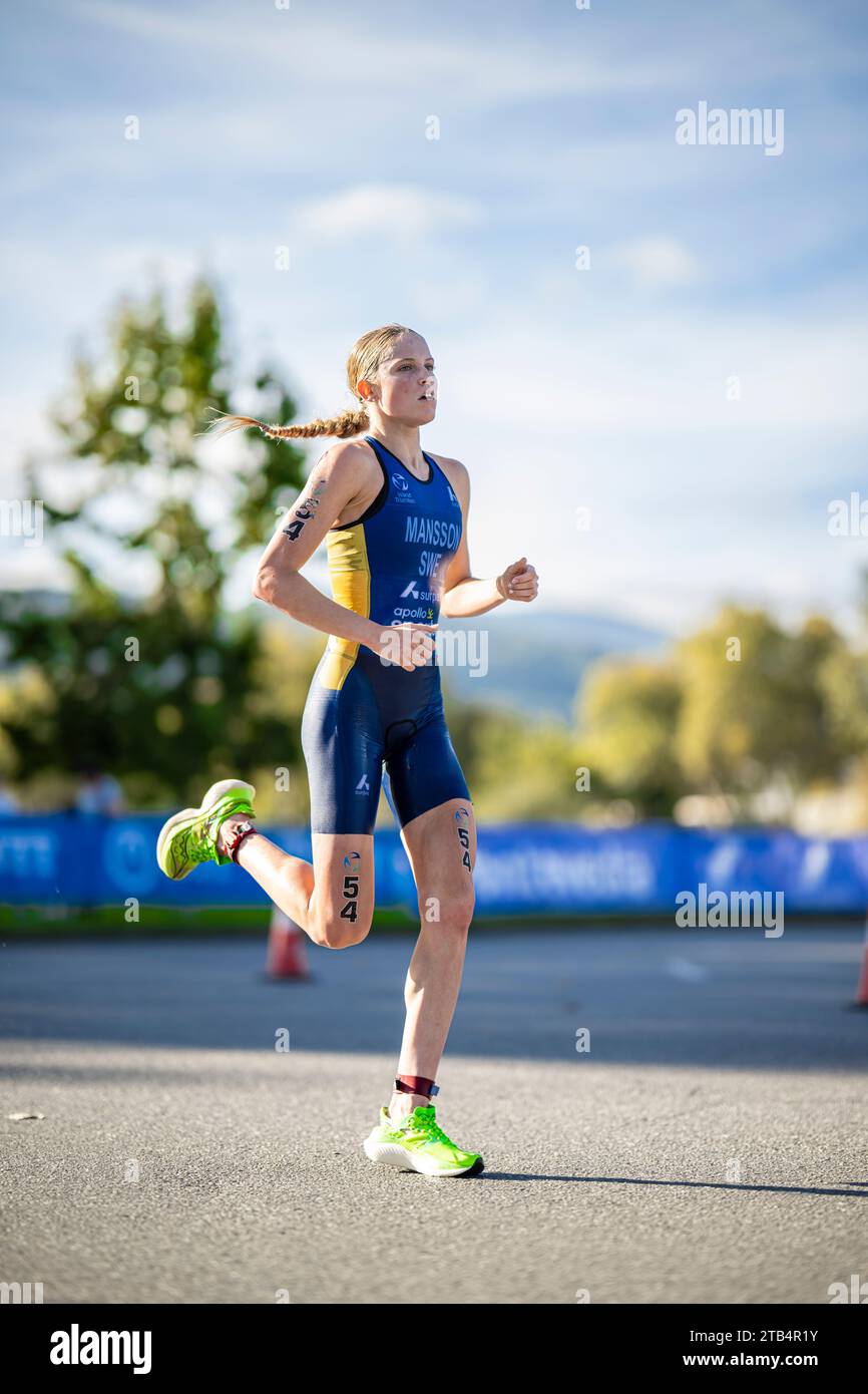 tilda-m-nsson-running-in-pontevedra-in-the-2023-world-triathlon
