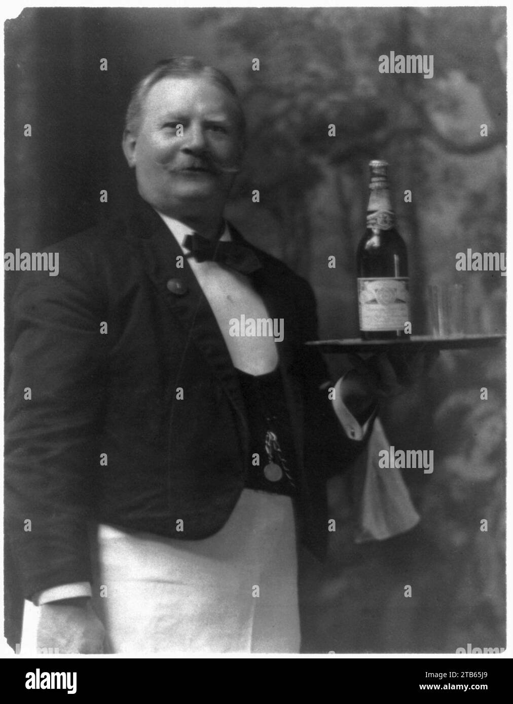Vintage waiter holding beer hi-res stock photography and images - Alamy