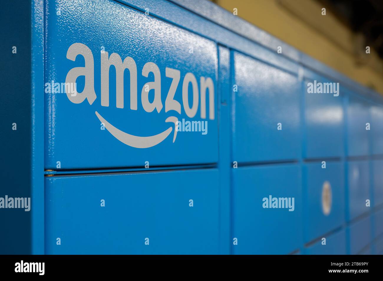 Barcelona, Spain. 19th Nov, 2023. Selfservice drop and pickup