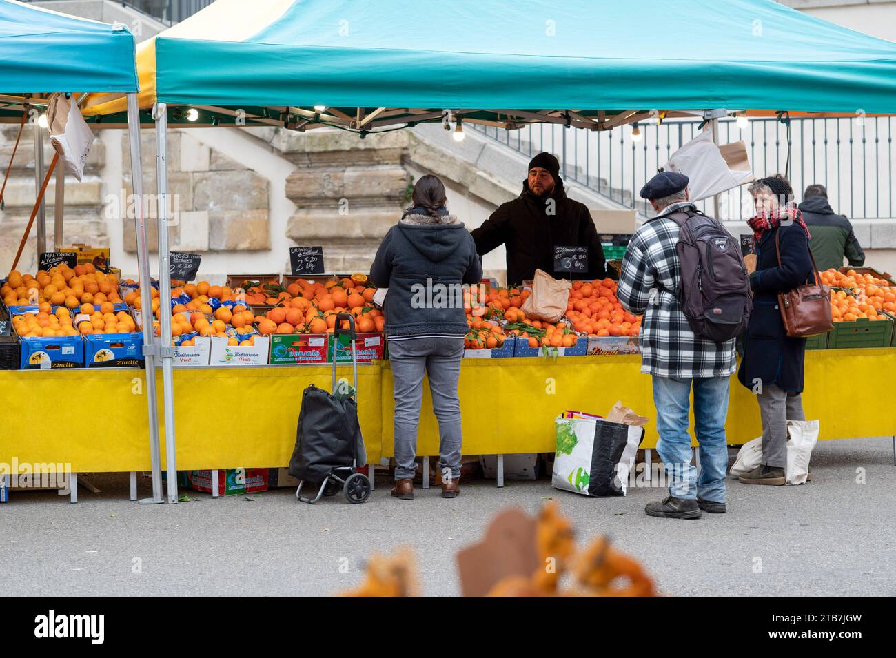 Annonay (south-eastern France): atmosphere on a winter market day. Stall of fruits and vegetables, clementines and mandarin oranges Stock Photo