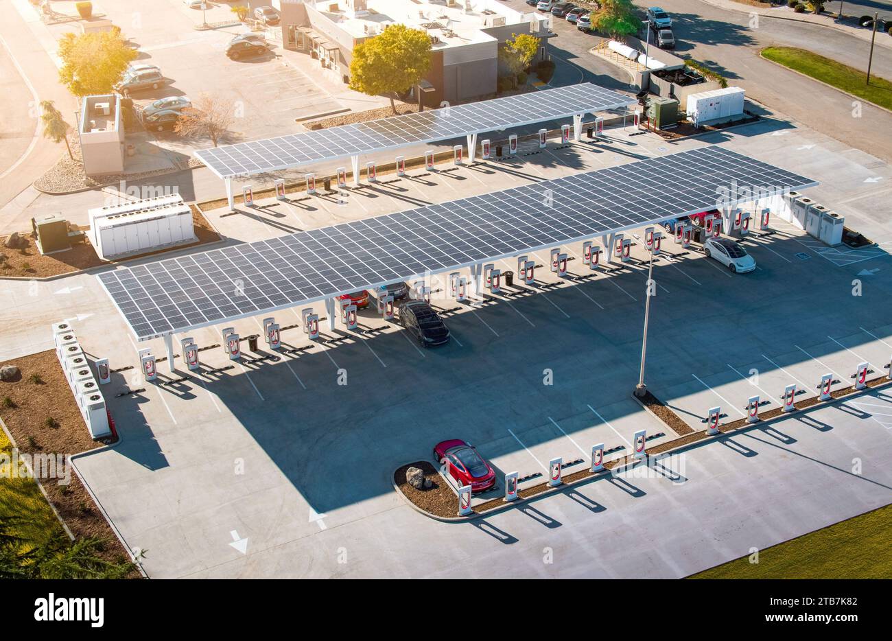 Supercharger station, high-voltage direct current (DC) fast-charging network for electric cars, clean energy ecosystem with solar canopy from Tesla En Stock Photo