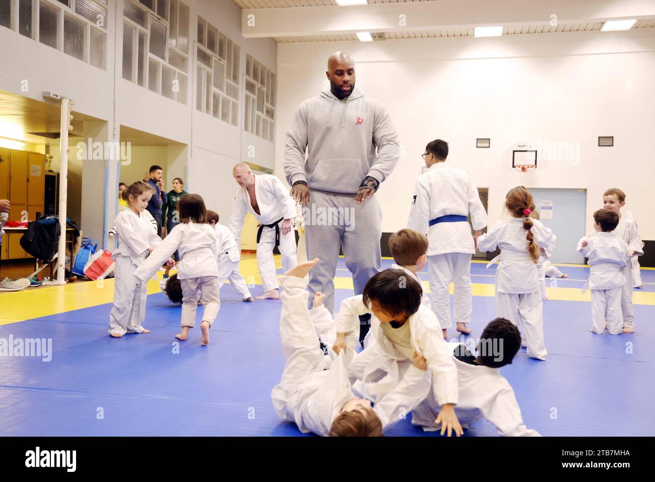 Paris, France. 28th Nov, 2023. © PHOTOPQR/LE PARISIEN/Jean-Baptiste Quentin ; Paris ; 28/11/2023 ; Jeux Olympiques Paris 2024 Dojo avenue Simon Bolivar 19eme Le judoka Teddy Riner a rendu visite à son premier club de judo, dans le 19eme. Ancien professeur et nouveaux élèves. Les parents des élèves ont signé une autorisation de parution © LP/Jean-Baptiste Quentin Paris, France, nov 28th 2023. Judo champion Teddy Riner at the dojo of his beginnings *** Local Caption *** Teddy Riner Credit: MAXPPP/Alamy Live News Stock Photo