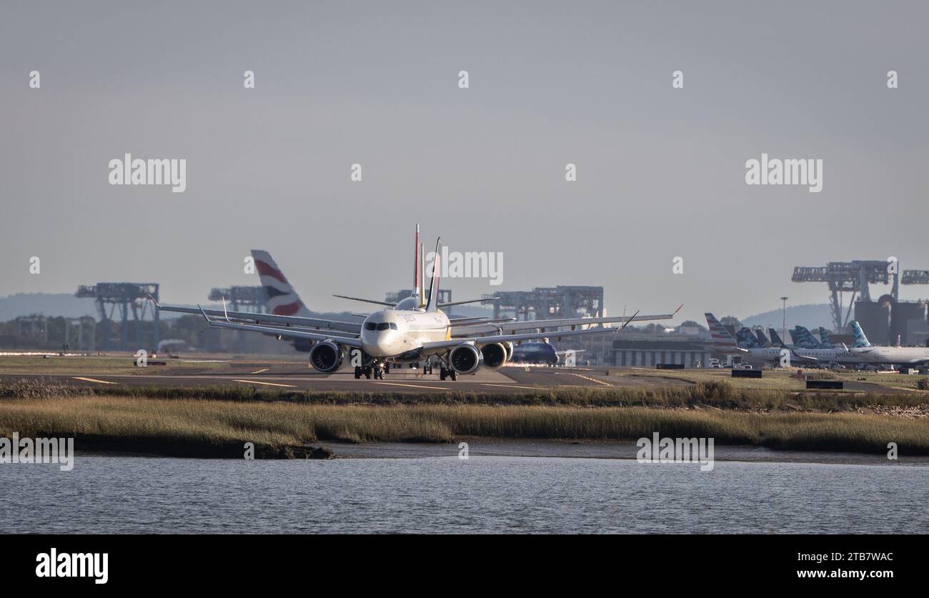 Airplanes taxiing before departure hi-res stock photography and images ...
