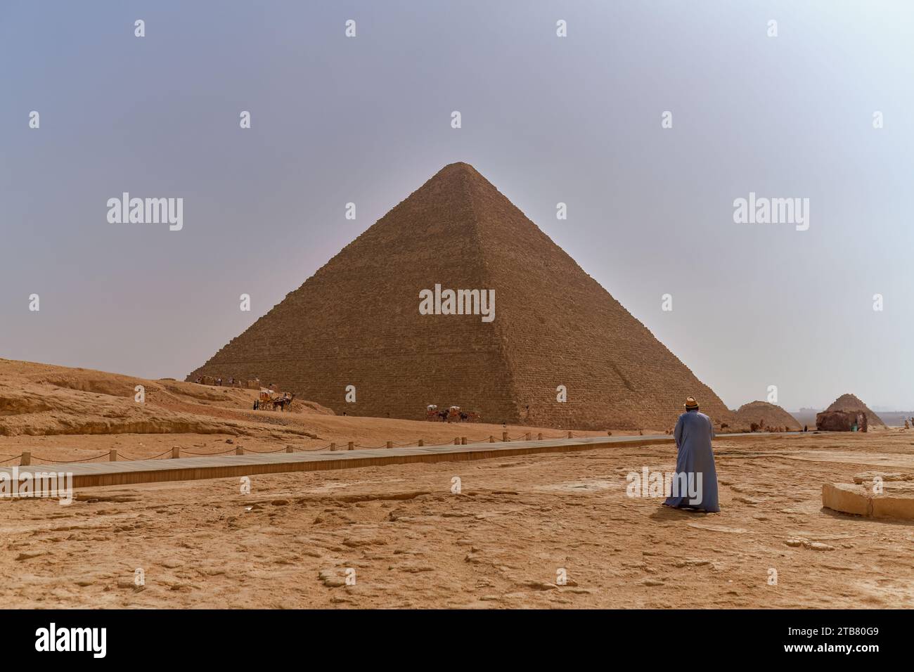 The iconic Giza Pyramids, located on the outskirts of Cairo, Egypt ...