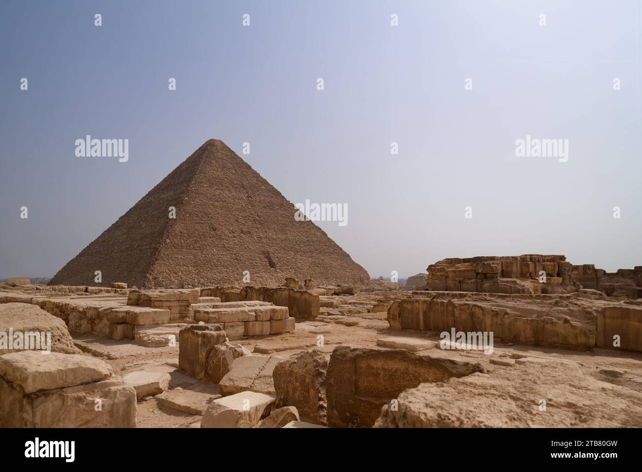 The iconic Giza Pyramids, located on the outskirts of Cairo, Egypt ...
